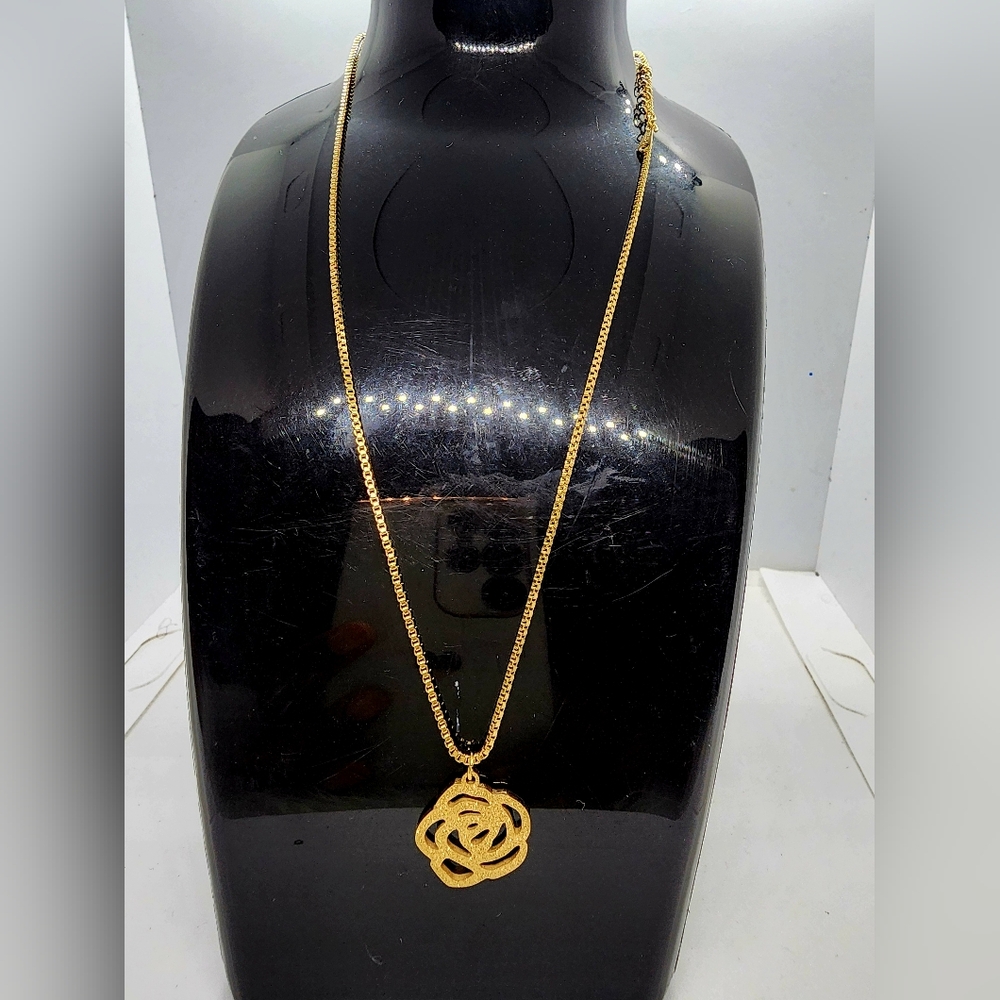 Elegant Gold Rose Pendant Necklace